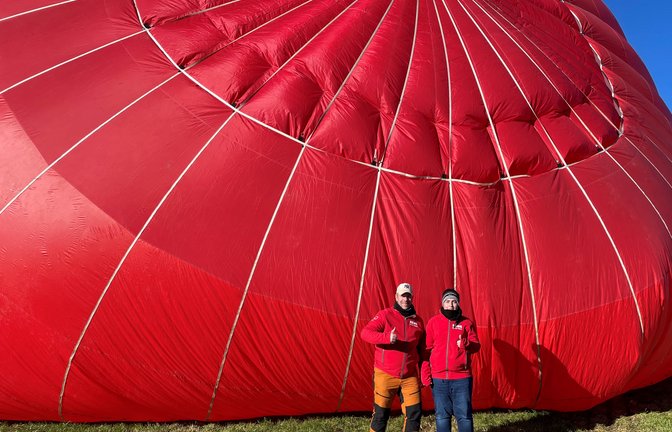 Mathias Werhan (inks) mit Sohn Robin beim sogenannten „Aufstellen“ eines Heißluftballons.  <span class='image-autor'>Foto: p</span>