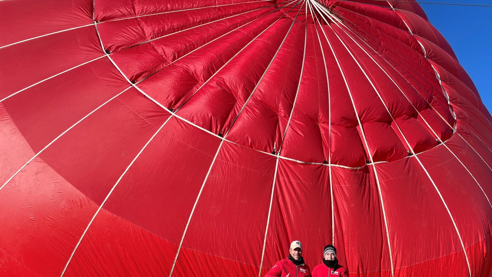 Mathias Werhan (inks) mit Sohn Robin beim sogenannten „Aufstellen“ eines Heißluftballons. Foto: p Mathias Werhan (inks) mit Sohn Robin beim sogenannten „Aufstellen“ eines Heißluftballons. Foto: p