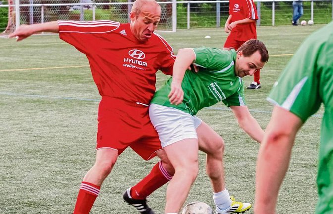 Duell in der Vorrunde und im Finale: der ehemalige Steelers-Profi Marcel Neumann (rechts) gegen den späteren Turniersieger, die Alten Herren des Gastgebers. Hier wird Neumann von Siegfried Blum bedrängt. Foto: Simecek