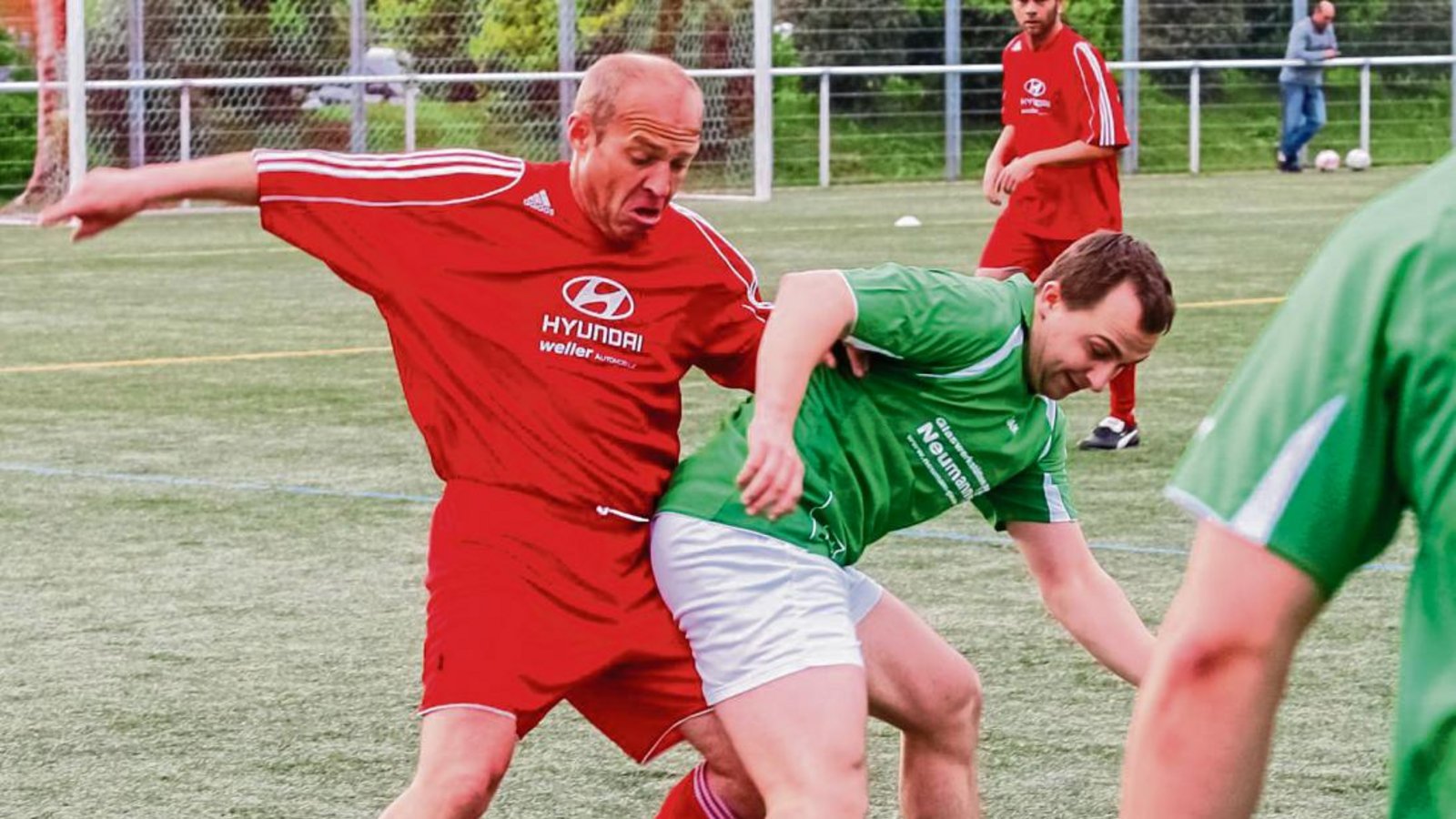 Duell in der Vorrunde und im Finale: der ehemalige Steelers-Profi Marcel Neumann (rechts) gegen den späteren Turniersieger, die Alten Herren des Gastgebers. Hier wird Neumann von Siegfried Blum bedrängt. Foto: Simecek Duell in der Vorrunde und im Finale: der ehemalige Steelers-Profi Marcel Neumann (rechts) gegen den späteren Turniersieger, die Alten Herren des Gastgebers. Hier wird Neumann von Siegfried Blum bedrängt. Foto: Simecek