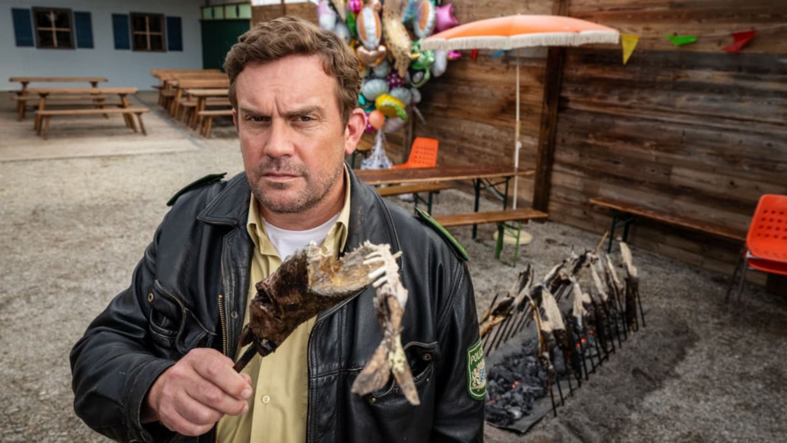 Ein toter Steckerlfischkönig beschert Niederkaltenkirchen einen neuen Mord und Franz Eberhofer (Sebastian Bezzel) seinen nächsten Fall. Ab dem 13. August 2026 im Kino.Constantin Film Ein toter Steckerlfischkönig beschert Niederkaltenkirchen einen neuen Mord und Franz Eberhofer (Sebastian Bezzel) seinen nächsten Fall. Ab dem 13. August 2026 im Kino.Constantin Film