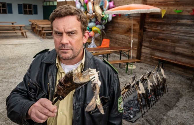 Ein toter Steckerlfischkönig beschert Niederkaltenkirchen einen neuen Mord und Franz Eberhofer (Sebastian Bezzel) seinen nächsten Fall. Ab dem&nbsp; 13. August 2026 im Kino.<span class='image-autor'>Constantin Film</span>
