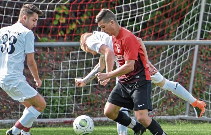 Florian Brosi (Mitte) hat mit dem SV Horrheim noch nicht die erfhofften Ergebnisse geholt. An der Spielweise selbst hat Trainer Sergej Hilgenberg nicht so viel auszusetzen. Foto: Leitner