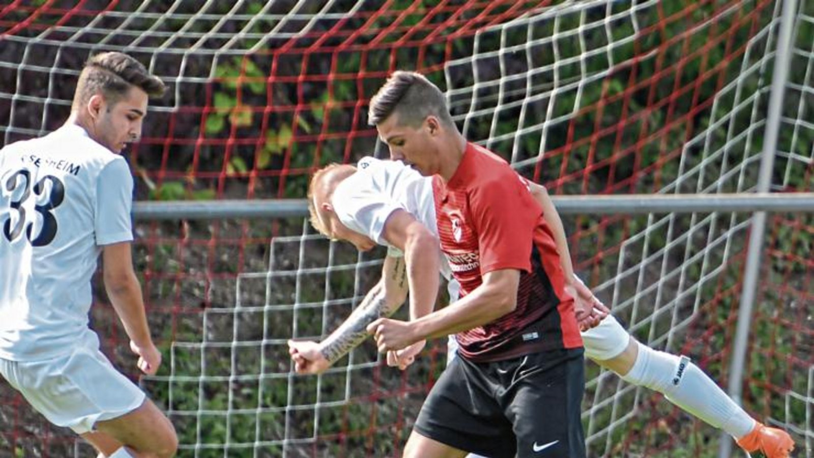 Florian Brosi (Mitte) hat mit dem SV Horrheim noch nicht die erfhofften Ergebnisse geholt. An der Spielweise selbst hat Trainer Sergej Hilgenberg nicht so viel auszusetzen. Foto: Leitner Florian Brosi (Mitte) hat mit dem SV Horrheim noch nicht die erfhofften Ergebnisse geholt. An der Spielweise selbst hat Trainer Sergej Hilgenberg nicht so viel auszusetzen. Foto: Leitner