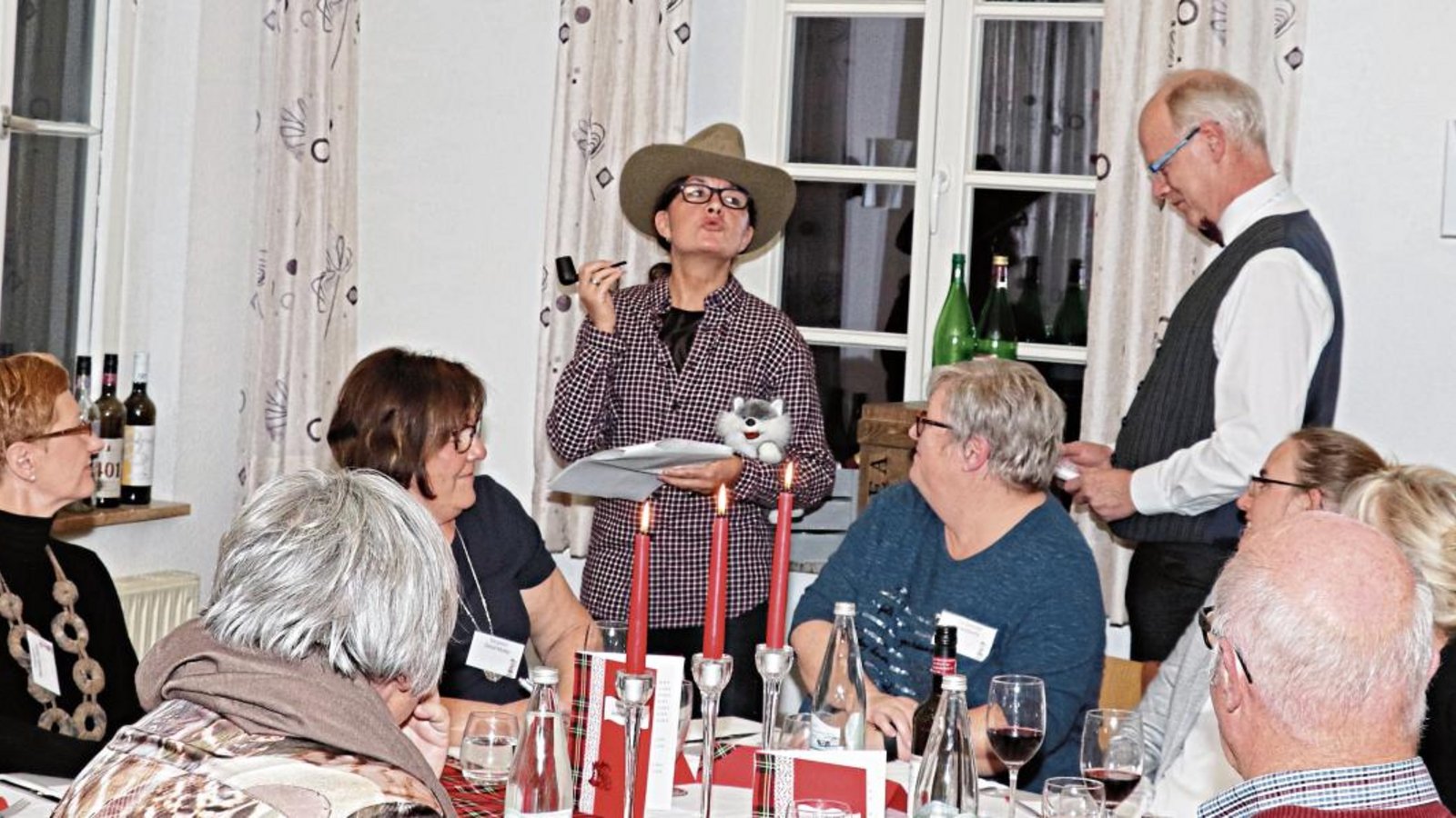 Das Bücherei-Team führte das Publikum mit einem launigen Theaterspiel in die mysteriösen Geschehnisse ein. Fotos: Gergen Das Bücherei-Team führte das Publikum mit einem launigen Theaterspiel in die mysteriösen Geschehnisse ein. Fotos: Gergen