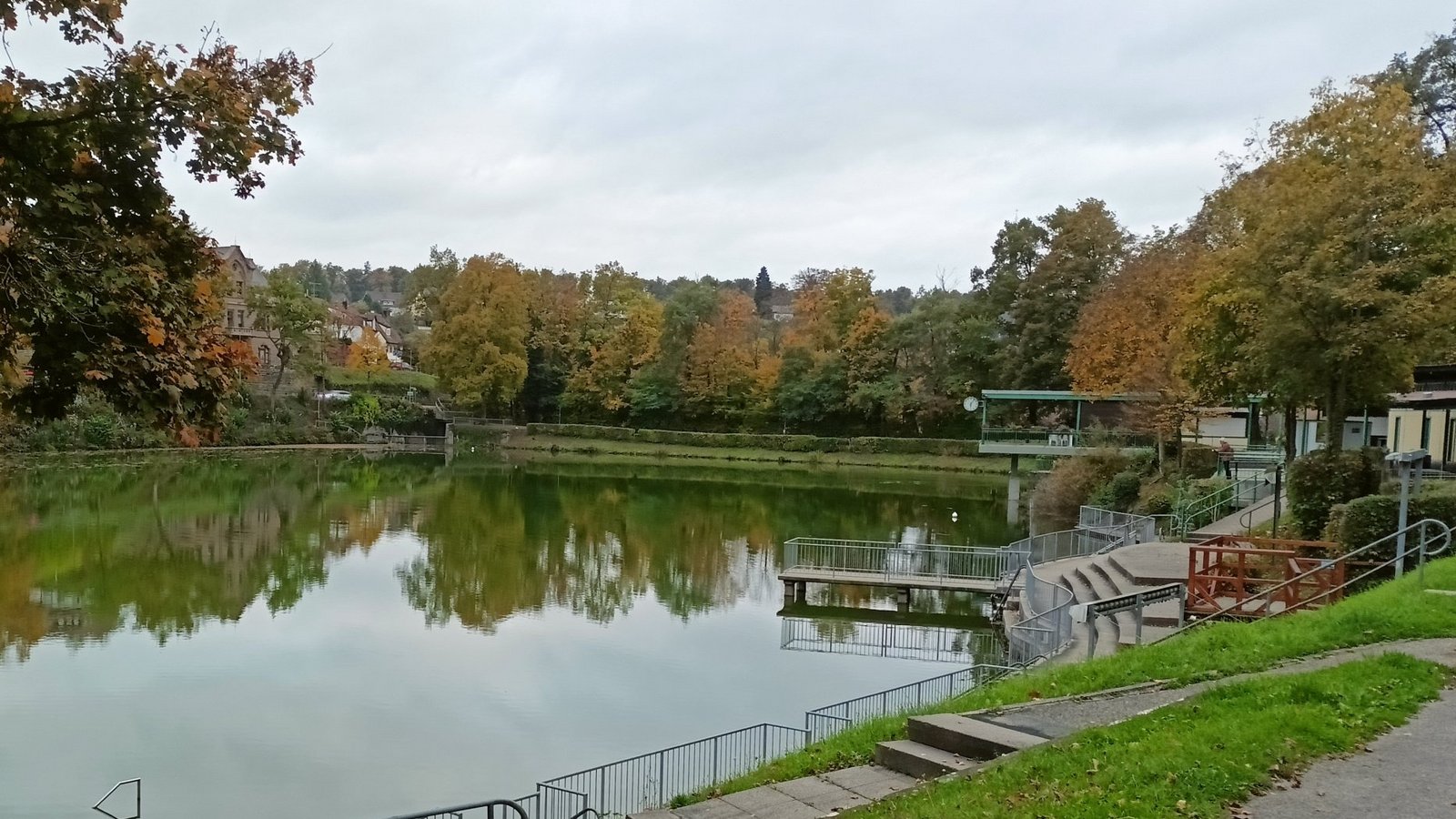 Herbstliche Idylle am Tiefen See in Maulbronn. Diesen Monat starten die Vorbereitungen für die umfassende Sanierung. Foto: Göbel