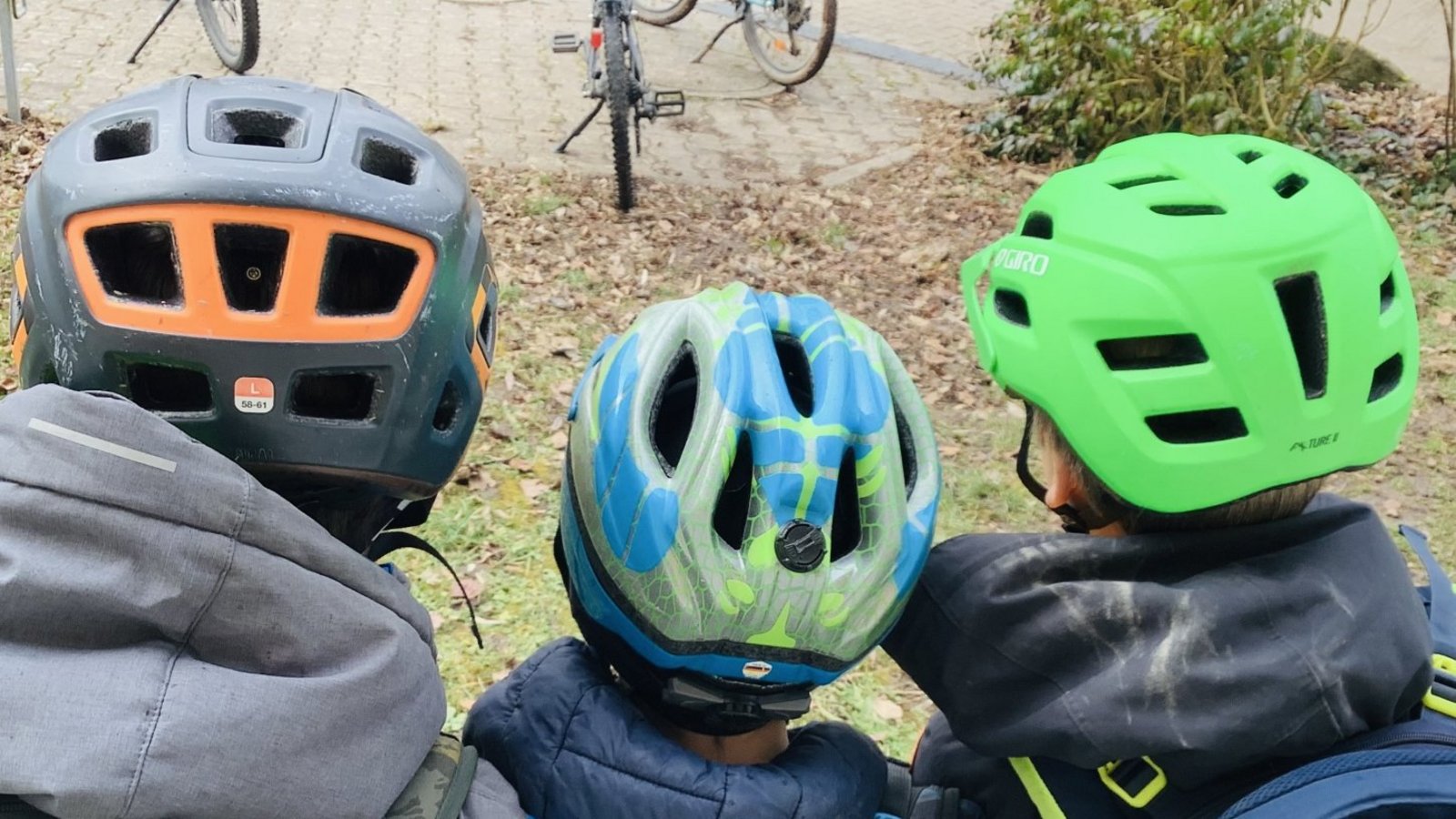 Auf dem Zweirad besser mit Helm unterwegs sein. Foto: p