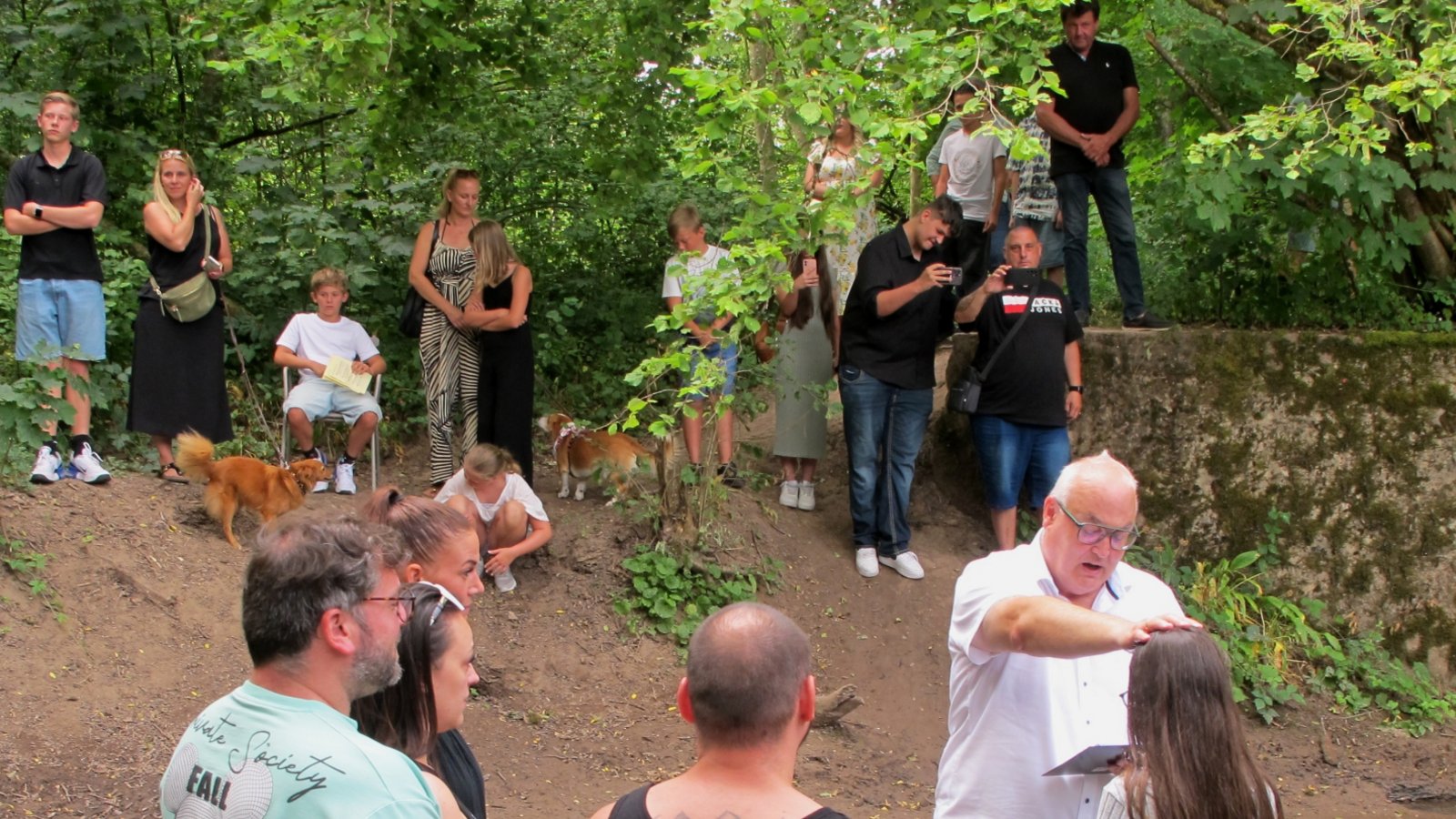Ein besonderer Gottesdienst hat am Sonntag im Kirbachtal stattgefunden. Kinder und Jugendliche wurden am Kirbach getauft. Wie schon zur Zeit Jesu sei die Taufe im fließenden Wasser des Flusses erfolgt, teilt der Sachsenheimer Pfarrer Dieter Hofmann mit. Vor allem die Jugendlichen fanden diese Aktion an einem besonderen Ort „cool“ und blieben mit ihren Tauffamilien gerne noch zum anschließenden Mittagessen. Am 27. Juli feiert die Kirchengemeinde Kleinsachsenheim dann ihr Tauffest am selben Ort. Foto: Makkens