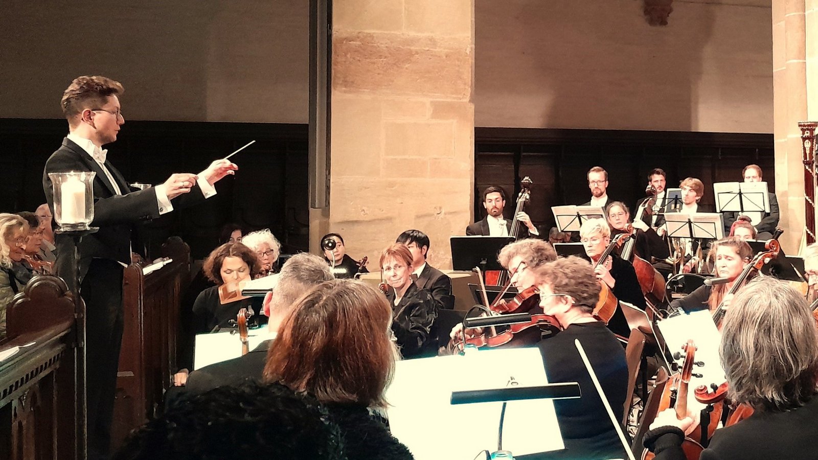 Mit dem Konzert „Der moderne Mendelssohn“ setzen Dirigent Benjamin Hartmann, der Kammerchor Maulbronn und die Hannoversche Hofkapelle einen fulminanten Schlusspunkt unter die diesjährigen Klosterkonzerte. Foto: Filitz