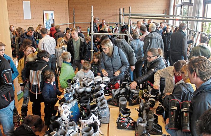 Wie auch in den Vorjahren drängen sich die Kunden beim Skibasar des EJV im evangelischen Gemeindehaus in Nussdorf.  Foto: Pfisterer