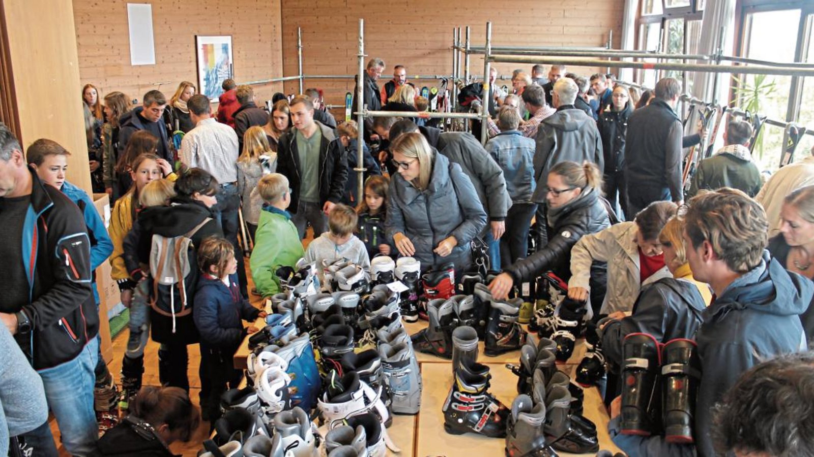 Wie auch in den Vorjahren drängen sich die Kunden beim Skibasar des EJV im evangelischen Gemeindehaus in Nussdorf.  Foto: Pfisterer