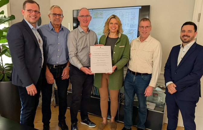Große Freude bei der Übergabe des Bewilligungsbescheids im Vaihinger Rathaus herrscht bei Uwe Skrzypek-Muth, Werner Hayer, Ingo Bäuerle, Sarah Schweizer, Matthias Siehler und Jonas Stadler (von links). <span class='image-autor'>Foto: pv</span>