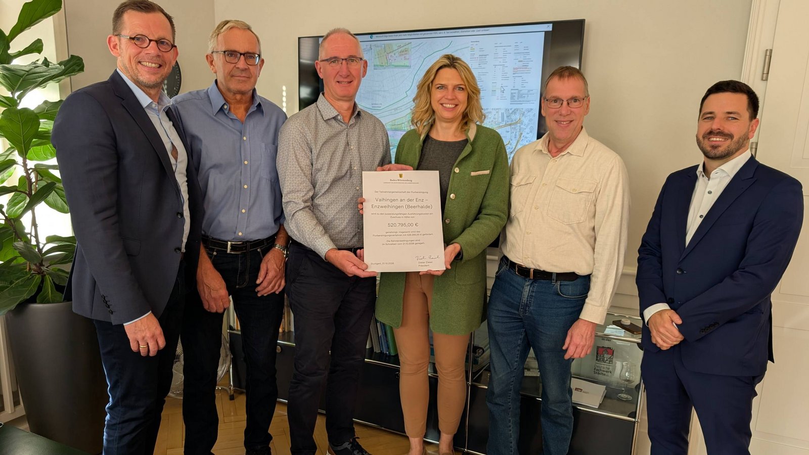 Große Freude bei der Übergabe des Bewilligungsbescheids im Vaihinger Rathaus herrscht bei Uwe Skrzypek-Muth, Werner Hayer, Ingo Bäuerle, Sarah Schweizer, Matthias Siehler und Jonas Stadler (von links). Foto: pv Große Freude bei der Übergabe des Bewilligungsbescheids im Vaihinger Rathaus herrscht bei Uwe Skrzypek-Muth, Werner Hayer, Ingo Bäuerle, Sarah Schweizer, Matthias Siehler und Jonas Stadler (von links). Foto: pv