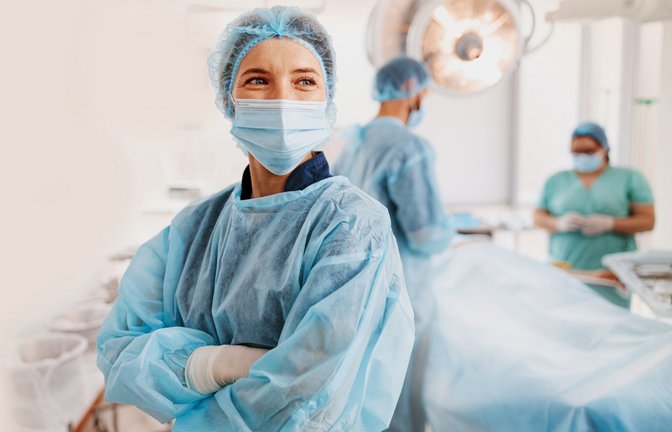 Ob Oberärztin, leitende Oberärztin oder Chefärztin: Noch immer haben es Frauen schwer, in Kliniken Leitungspositionen zu bekommen.<span class='image-autor'>Foto: Adobe Stock/Friends Stock</span>