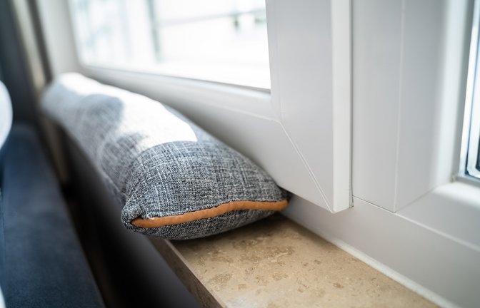 Erfahren Sie, wie Sie Zugluftquellen in Ihrer Wohnung aufspüren und effektiv beseitigen können, um Heizkosten zu senken und ein angenehmes Raumklima zu schaffen.<span class='image-autor'>Foto: Andrey_Popov / Shutterstock.com</span>