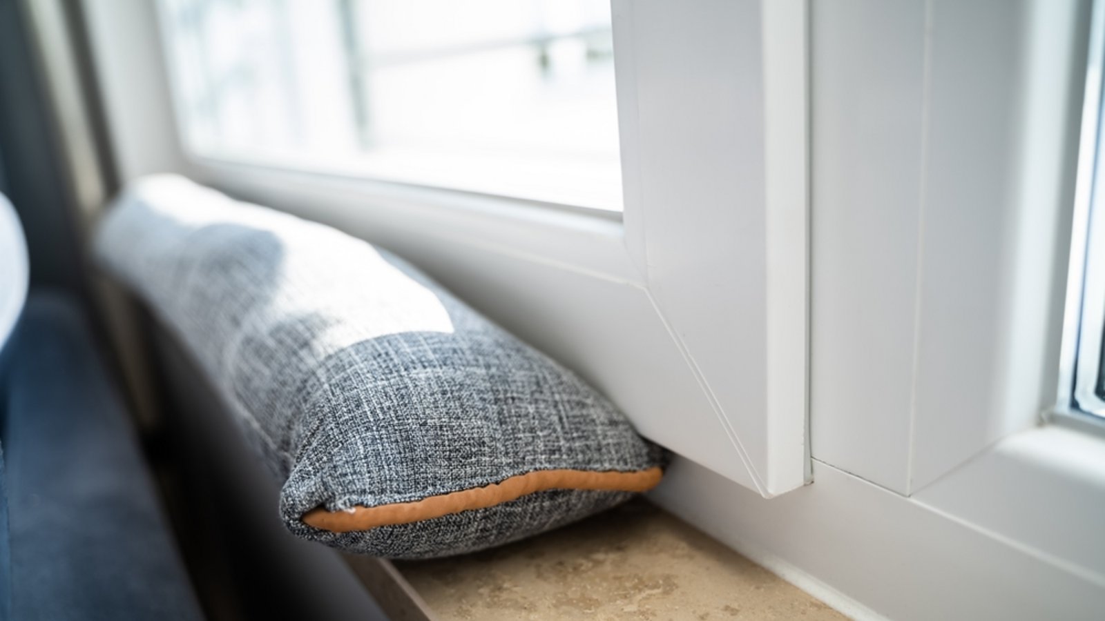 Erfahren Sie, wie Sie Zugluftquellen in Ihrer Wohnung aufspüren und effektiv beseitigen können, um Heizkosten zu senken und ein angenehmes Raumklima zu schaffen.Foto: Andrey_Popov / Shutterstock.com