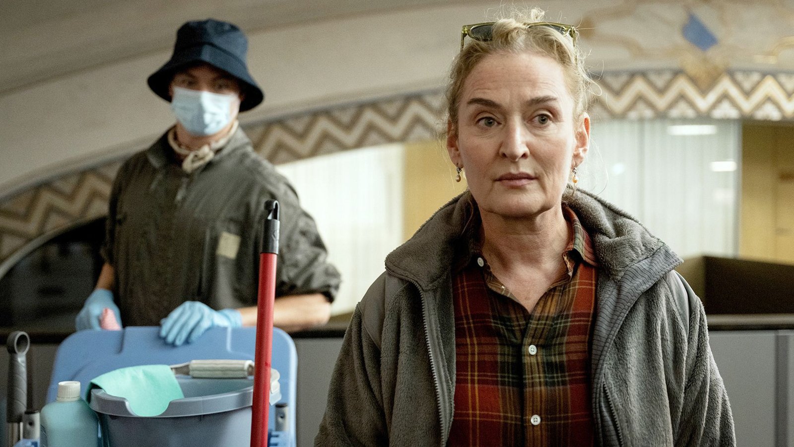 Gefährlich nahe: Albin Fischer (Sven Schelker) und Staatsanwältin Anita Wegenast (Rachel Braunschweig) in der Firmenzentrale von von Lauber CardioFoto: ARD Degeto Film/SRF/Samuel Schal Gefährlich nahe: Albin Fischer (Sven Schelker) und Staatsanwältin Anita Wegenast (Rachel Braunschweig) in der Firmenzentrale von von Lauber CardioFoto: ARD Degeto Film/SRF/Samuel Schal