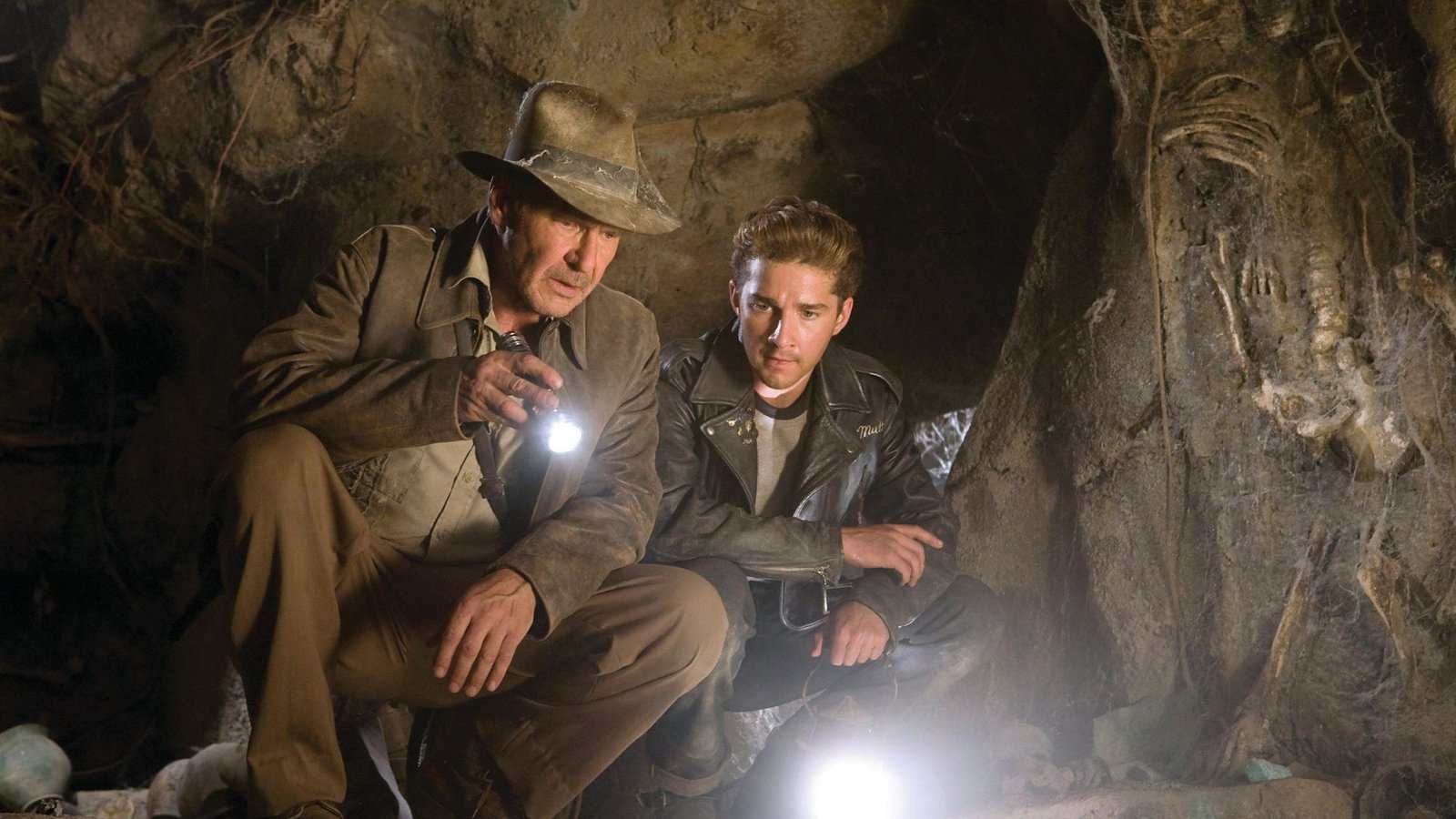Indiana Jones (links, Harrison Ford) und sein Sohn Mutt Williams (Shia LaBeouf) in einer Szene aus „Indiana Jones und das Königreich des Kristallschädels“.Foto: dpa/A3322 Universal/David James