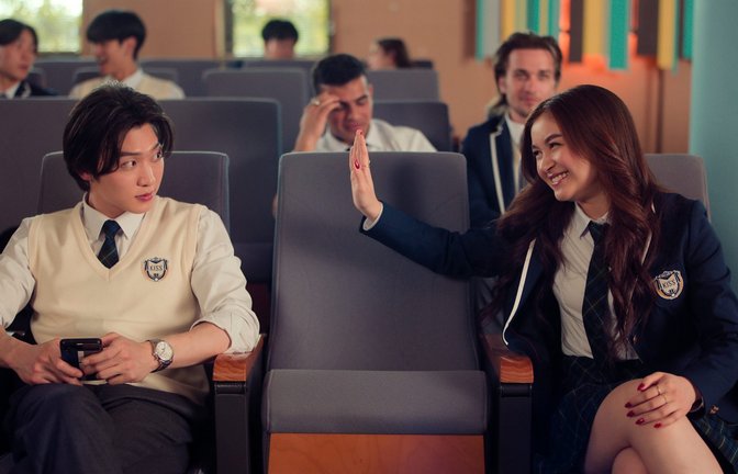 Sang Heon Lee („Min-Ho“) und Anna Cathcart („Kitty“).<span class='image-autor'>Foto: 2024 Netflix, Inc.</span>