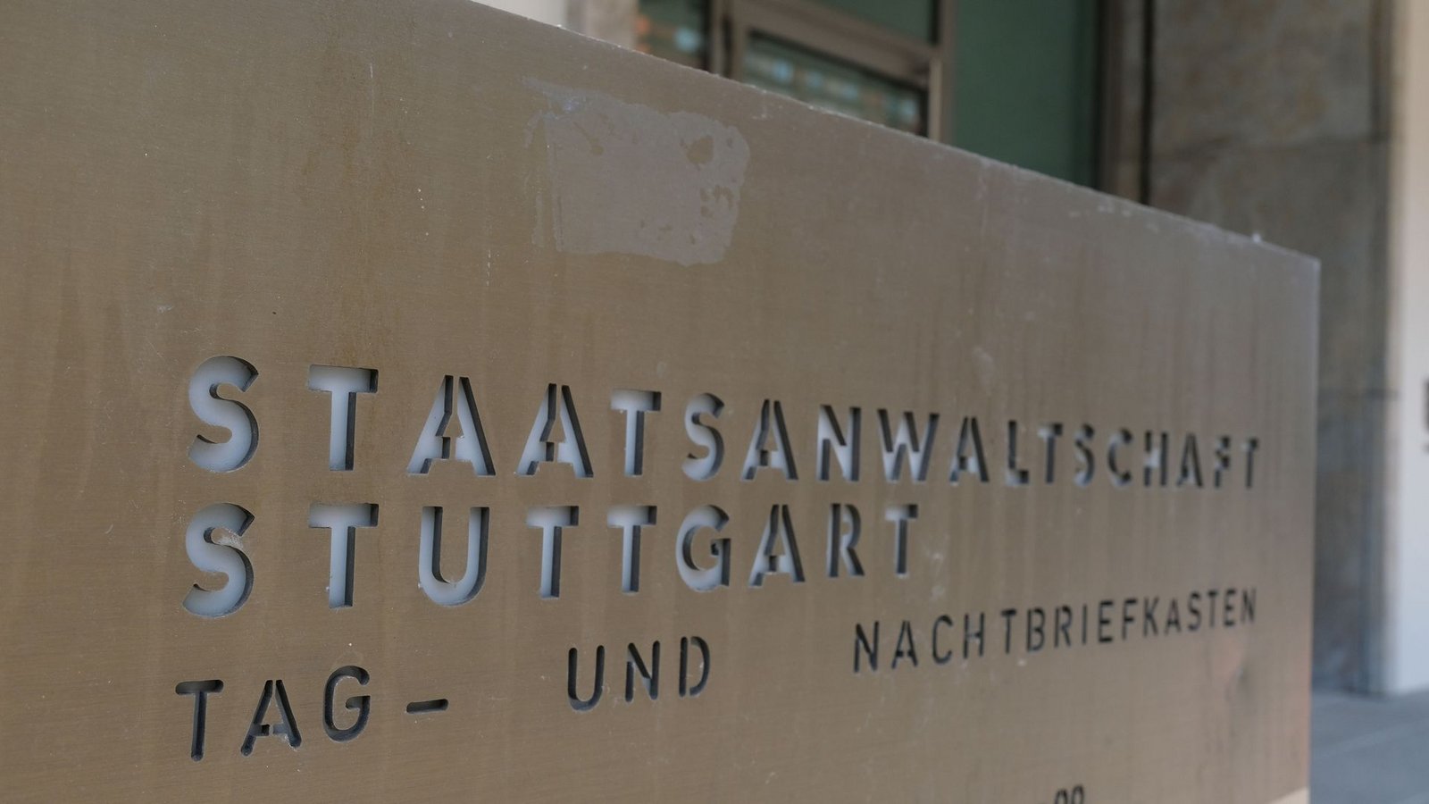 Die Post aus dem Briefkasten zu verteilen gehört zur Arbeit der Wachtmeister.Foto: Bernd Weißbrod/dpa Die Post aus dem Briefkasten zu verteilen gehört zur Arbeit der Wachtmeister.Foto: Bernd Weißbrod/dpa