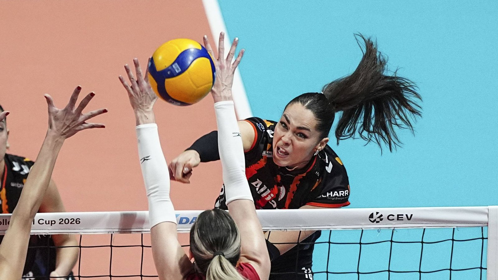 Stuttgarts Mikala Mogensen (rechts) überwindet den Block von Galatasaray Istanbul.Foto: /Erdi Ulukaya
