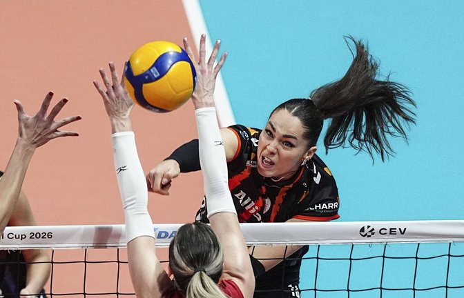 Stuttgarts Mikala Mogensen (rechts) überwindet den Block von Galatasaray Istanbul.<span class='image-autor'>Foto: /Erdi Ulukaya</span>