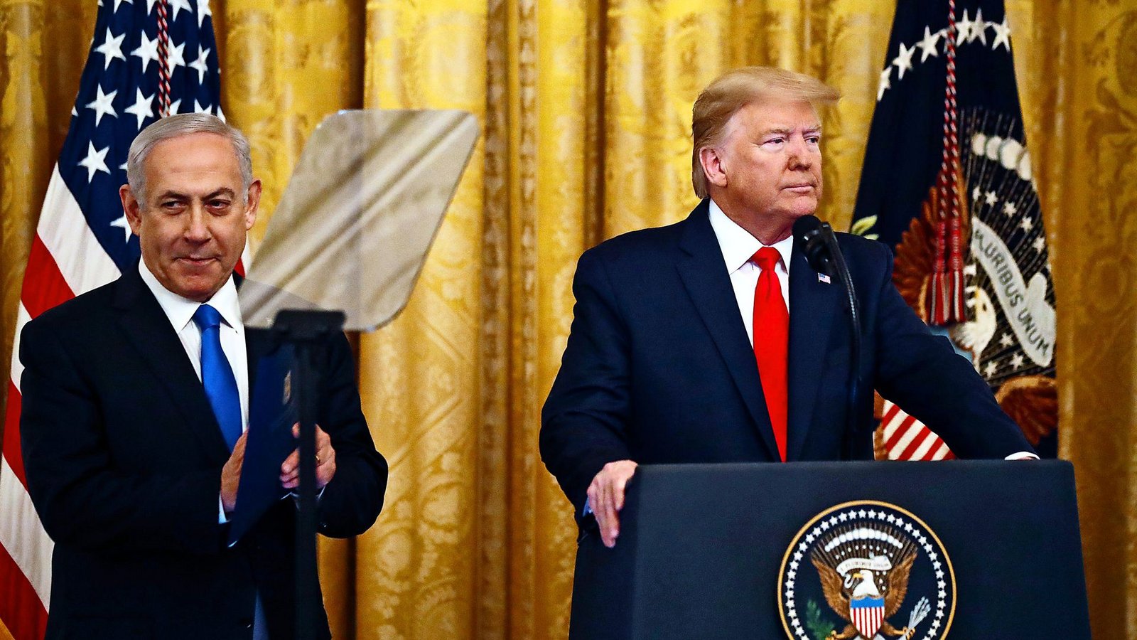 US-Präsident Donald Trump stellt, flankiert vom  israelischen Premier Benjamin Netanjahu (re.), seinen Plan für eine Zwei-Staaten-Lösung für den Nahen Osten vor.Foto: dpa/Alex Brandon