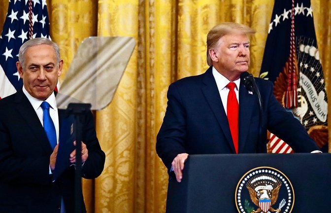US-Präsident Donald Trump stellt, flankiert vom  israelischen Premier Benjamin Netanjahu (re.), seinen Plan für eine Zwei-Staaten-Lösung für den Nahen Osten vor.<span class='image-autor'>Foto: dpa/Alex Brandon</span>
