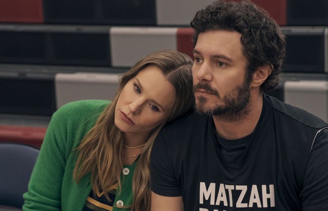 Können Kristen Bell und Adam Brody wirklich Mitte-30-Jährige verkörpern?<span class='image-autor'>Foto: ERIN SIMKIN/NETFLIX</span>