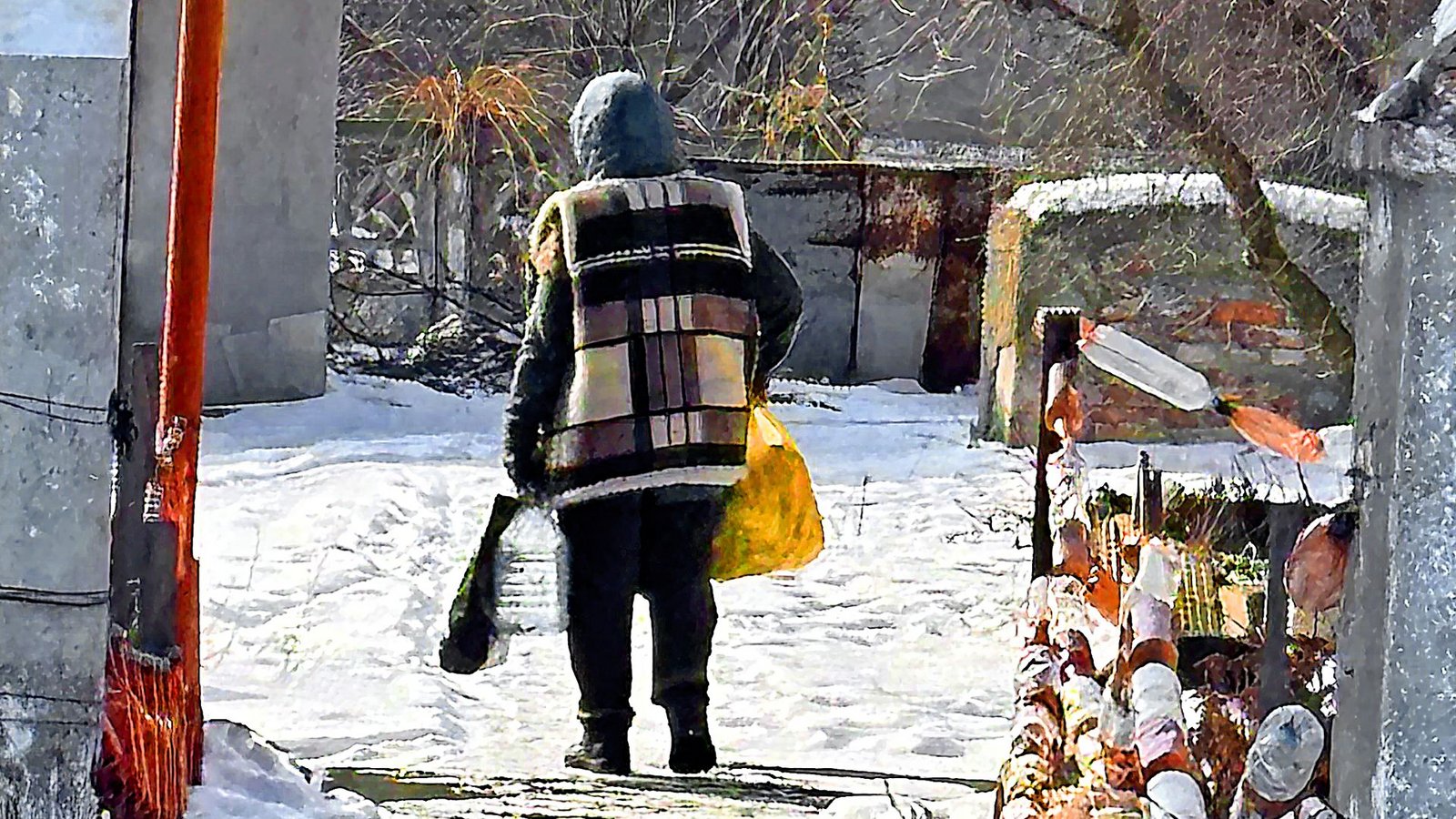 Eine alte Frau trägt im März 2025 ihre kargen Einkäufe aus einem Geschäft nahe des Bahnhofs von Pokrowsk in ihr zehn Kilometer entferntes Haus.Foto: Eine alte Frau trägt im März 2025 ihre kargen Einkäufe aus einem Geschäft nahe des Bahnhofs von Pokrowsk in ihr zehn Kilometer entferntes Haus.Foto: 