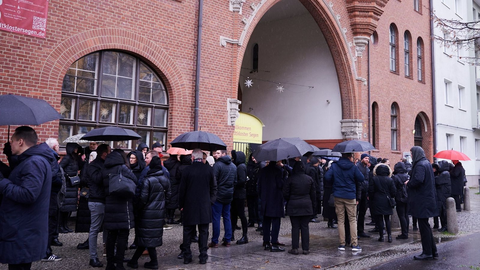 Viele Menschen haben sich auf der Schönhauser Allee in Berlin zur Trauerfeier des verunglückten McFit-Gründers Rainer Schaller versammelt.Foto: Annette Riedl//dpa