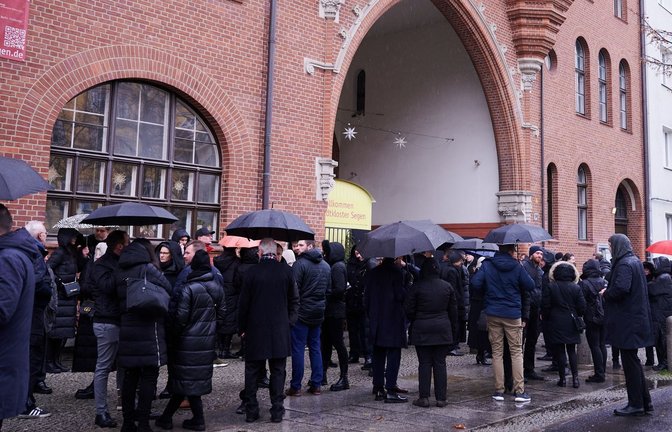 Viele Menschen haben sich auf der Schönhauser Allee in Berlin zur Trauerfeier des verunglückten McFit-Gründers Rainer Schaller versammelt.<span class='image-autor'>Foto: Annette Riedl//dpa</span>