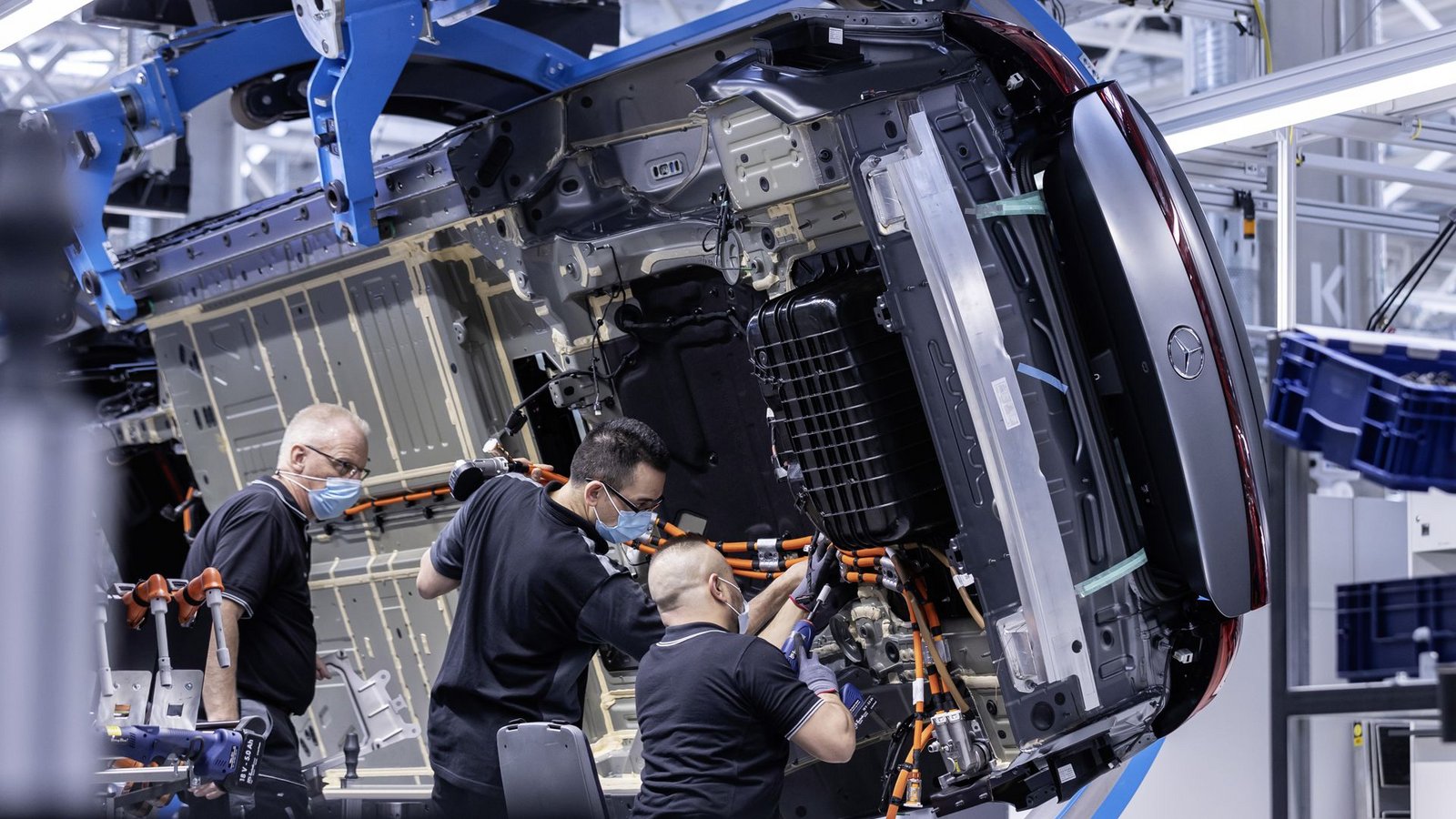 Fast 300 000 Beschäftigte arbeiten bei Daimler, unter anderem bei der Kernmarke Mercedes-Benz. Hier arbeiten drei Mitarbeiter in der Factory 56 im Mercedes-Benz Werk Sindelfingen.Foto: Daimler AG/Mercedes-Benz AG - Global Commun Fast 300 000 Beschäftigte arbeiten bei Daimler, unter anderem bei der Kernmarke Mercedes-Benz. Hier arbeiten drei Mitarbeiter in der Factory 56 im Mercedes-Benz Werk Sindelfingen.Foto: Daimler AG/Mercedes-Benz AG - Global Commun