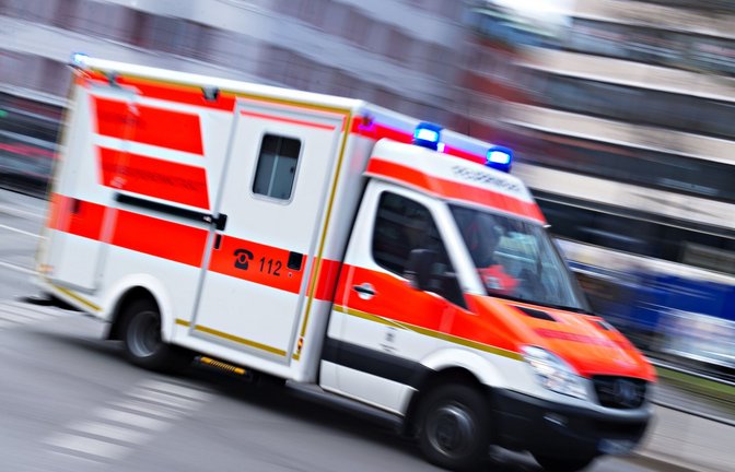 Vier Menschen wurden bei dem Unfall verletzt. (Symbolbild)<span class='image-autor'>Foto: dpa/Nicolas Armer</span>