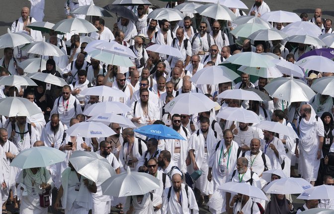 Sonnenschirme sind oft der einzige Schutz für die Muslime.<span class='image-autor'>Foto: dpa/Rafiq Maqbool</span>