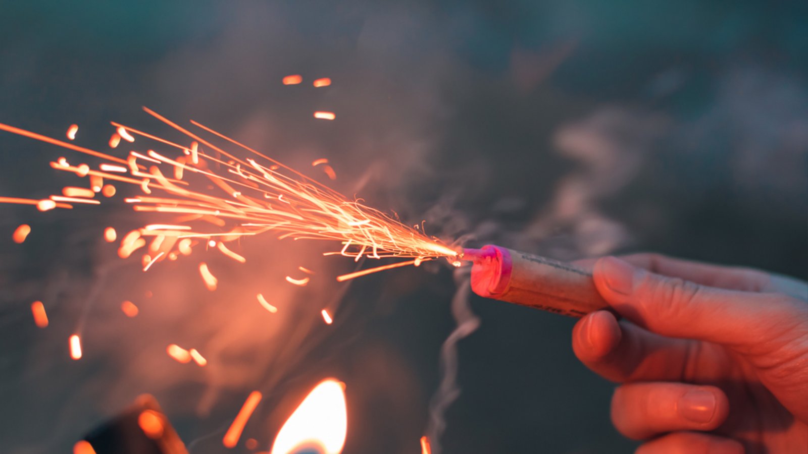 Nicht alle Feuerwerkskörper dürfen an Halloween gezündet werden.Foto: InfinitumProdux / shutterstock.com Nicht alle Feuerwerkskörper dürfen an Halloween gezündet werden.Foto: InfinitumProdux / shutterstock.com