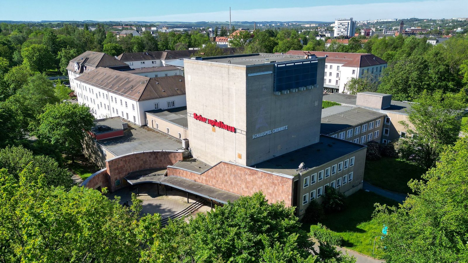 Das verwaiste Chemnitzer Schauspielhaus wird beim Kunstfestival "Begehungen" zu einer temporären Galerie für zeitgenössische Kunst (Archivbild)Foto: Jan Woitas/dpa
