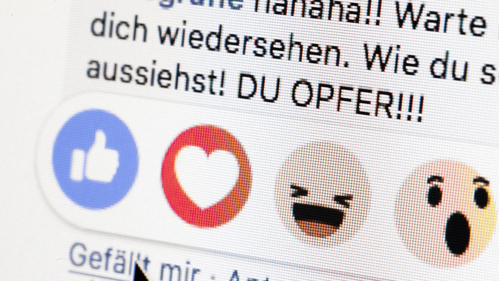 Im Internet fallen oft wüste Beleidigungen.Foto: imago images/Thomas Trutschel Im Internet fallen oft wüste Beleidigungen.Foto: imago images/Thomas Trutschel