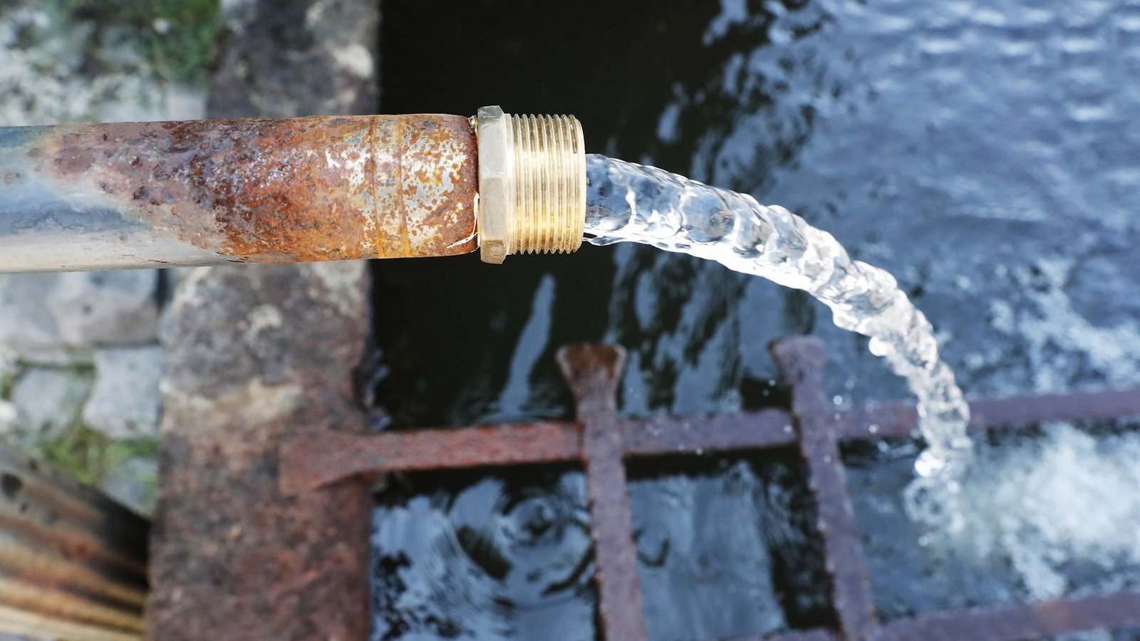 Wie viel Gießwasser darf aus öffentlichen Brunnen entnommen werden?Foto: M/Bauroth Wie viel Gießwasser darf aus öffentlichen Brunnen entnommen werden?Foto: M/Bauroth