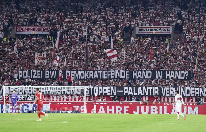 Selbst im Fußballstadion formiert sich Protest gegen den Einsatz von Palantir.<span class='image-autor'>Foto: IMAGO/ActionPictures</span>
