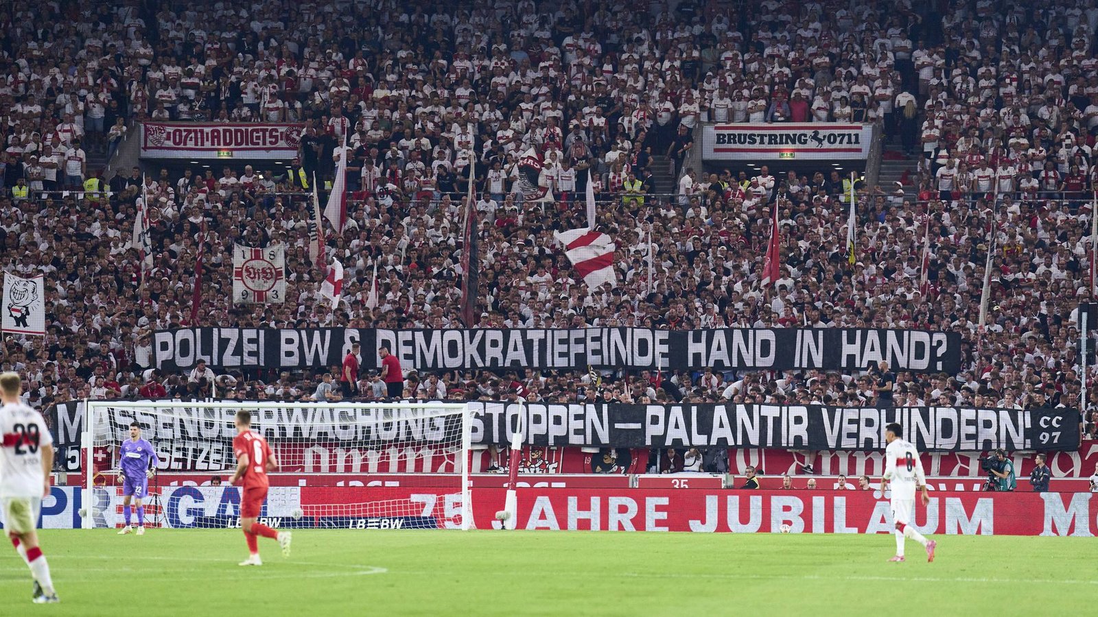Selbst im Fußballstadion formiert sich Protest gegen den Einsatz von Palantir.Foto: IMAGO/ActionPictures Selbst im Fußballstadion formiert sich Protest gegen den Einsatz von Palantir.Foto: IMAGO/ActionPictures