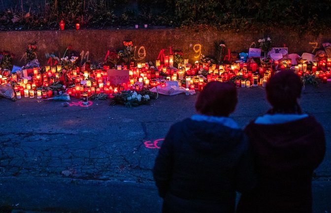 Zur blauen Stunde brennt ein Kerzenmeer am Tatort eines Messerangriffs auf zwei Mädchen.<span class='image-autor'>Foto: Christoph Schmidt/dpa</span>