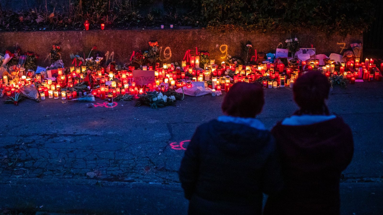 Zur blauen Stunde brennt ein Kerzenmeer am Tatort eines Messerangriffs auf zwei Mädchen.Foto: Christoph Schmidt/dpa