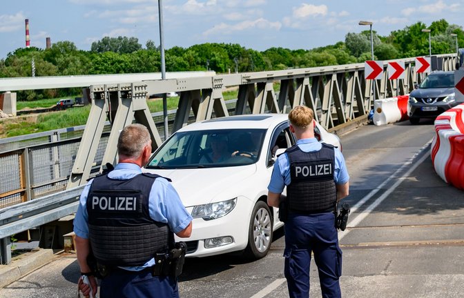 Bundespolizei im Einsatz: Die Beamten kontrollieren auch an der Grenze zu Polen. (Archivbild)<span class='image-autor'>Foto: Patrick Pleul/dpa</span>