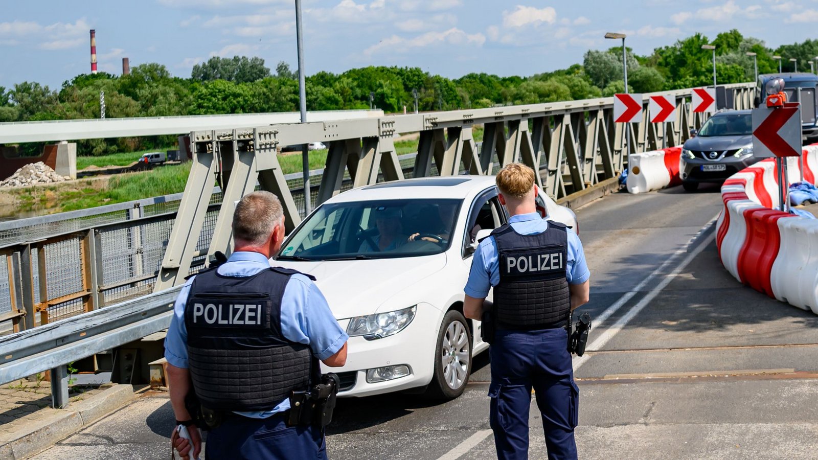 Bundespolizei im Einsatz: Die Beamten kontrollieren auch an der Grenze zu Polen. (Archivbild)Foto: Patrick Pleul/dpa Bundespolizei im Einsatz: Die Beamten kontrollieren auch an der Grenze zu Polen. (Archivbild)Foto: Patrick Pleul/dpa