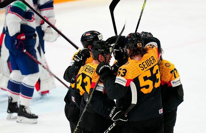 Das deutsche Eishockey-Team zog ins WM-Finale ein.<span class='image-autor'>Foto: Pavel Golovkin/AP</span>