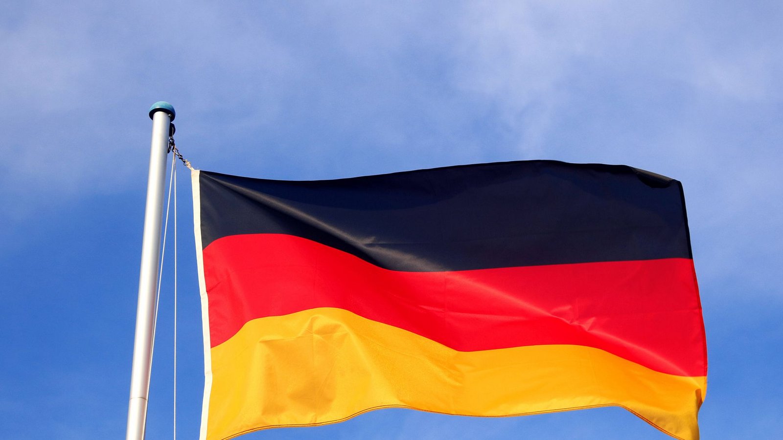 Warum wehen heute die Flaggen?Foto: IMAGO/blickwinkel/IMAGO/R. Rebmann Warum wehen heute die Flaggen?Foto: IMAGO/blickwinkel/IMAGO/R. Rebmann