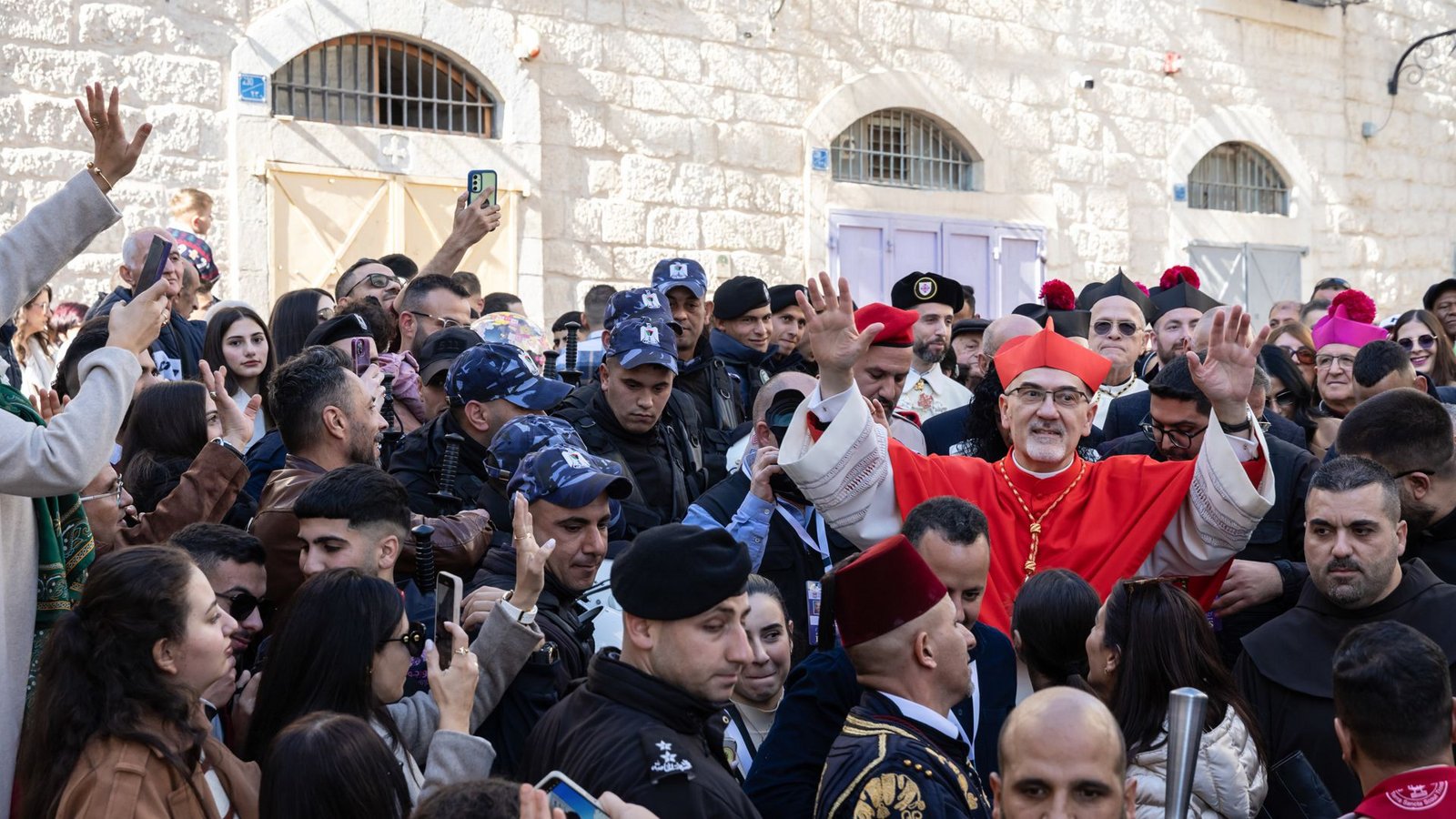 Kardinal Pierbattista Pizzaballa, lateinischer Patriarch von Jerusalem, winkt den Menschen zu bei seinem Einzug nach Bethlehem. Der palästinensische Vize-Präsident wurde an einem Besuch gehindert.Foto: Andrea Krogmann/KNA/Andrea Krogmann Kardinal Pierbattista Pizzaballa, lateinischer Patriarch von Jerusalem, winkt den Menschen zu bei seinem Einzug nach Bethlehem. Der palästinensische Vize-Präsident wurde an einem Besuch gehindert.Foto: Andrea Krogmann/KNA/Andrea Krogmann