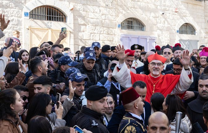 Kardinal Pierbattista Pizzaballa, lateinischer Patriarch von Jerusalem, winkt den Menschen zu bei seinem Einzug nach Bethlehem. Der palästinensische Vize-Präsident wurde an einem Besuch gehindert.<span class='image-autor'>Foto: Andrea Krogmann/KNA/Andrea Krogmann</span>