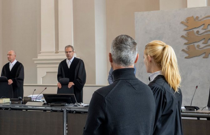 Der Angeklagte steht im Landgericht neben seiner Verteidigerin Charlotte Warken-Luxenburger.<span class='image-autor'>Foto: Stefan Puchner/dpa/Stefan Puchner</span>
